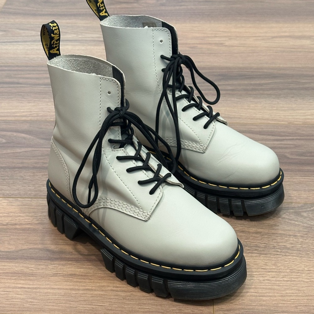 Dr. Martens Audrick 8-Eye Nappa Leather Platform Ankle Boots Cobblestone Grey 9 - Picture 4 of 13